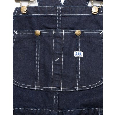 中心に仕切りがある胸ポケット