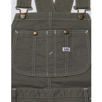 中心に仕切りがある胸ポケット