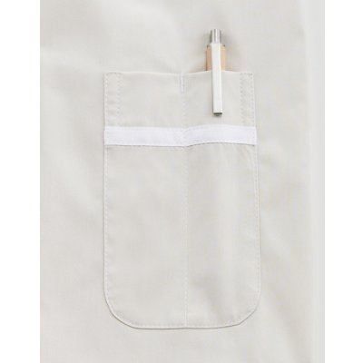 左袖には2本収容可能なペンポケット付き