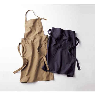 胸当て付きとサロンタイプの2種類展開