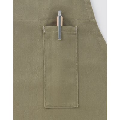 胸元にはペン差し付き