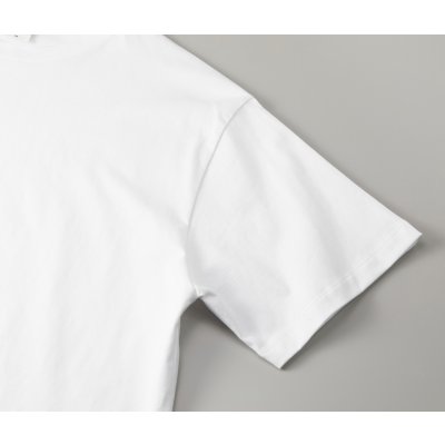 アームホールはオーバーロック始末、袖口は細めの2本針始末