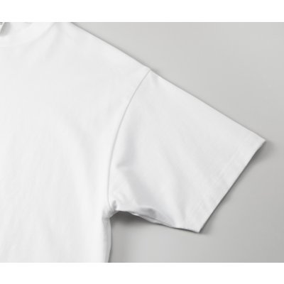 アームホールはオーバーロック始末、袖口は2本針始末