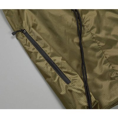 背負ったままでも物の出し入れが可能な裏使いのサイドファスナー付き