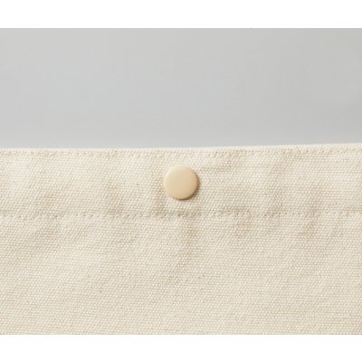 センターにドットボタン付き。ボタンはボディ同色仕様