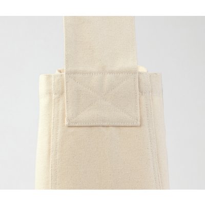 本体とショルダーストラップのつなぎ目は堅牢なステッチワークで補強