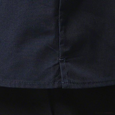 左右の裾下にはスリット入り