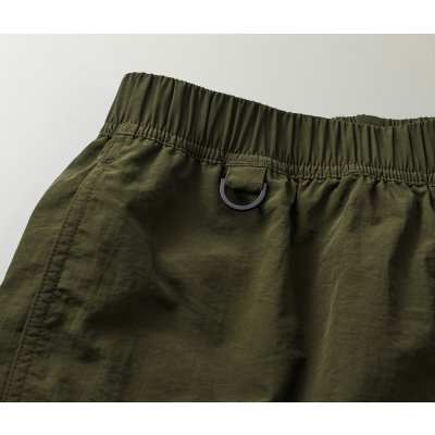 フロントには、便利な樹脂製Dカン付き