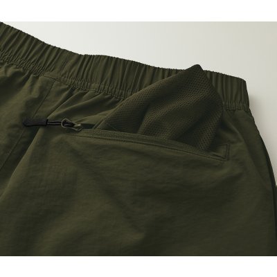 片玉縁仕様のヒップポケット（右側のみ）ヒップのポケット口は裏使いしたコイルのファスナー仕様、袋布はメッシュ使い