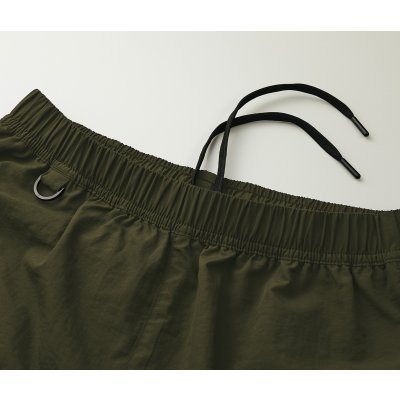 ウエストには、調節可能な平ひも付き（内側）