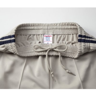 ウエストには、調節可能な丸ひも付き(内側)