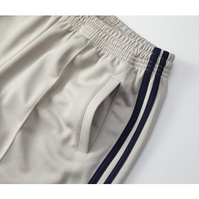 手の入れやすさを考慮したサイドポケット付き、片玉縁ポケット仕様