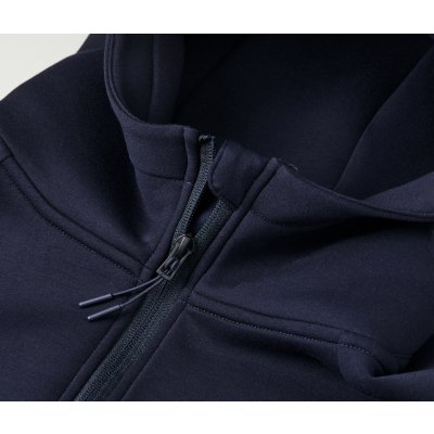 顎を守るチンガード仕様、ファスナーはシングルスライダーの裏使い仕様、引き手にはジッパータブ付き