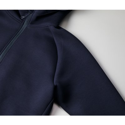 袖付けはラグランスリーブ仕様