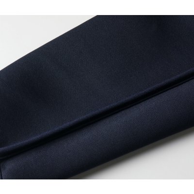 袖の裏側の縫い代は、肌に当たらないようパイピング始末