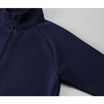 袖付けはラグランスリーブ仕様