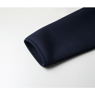 袖口はパイピング仕様