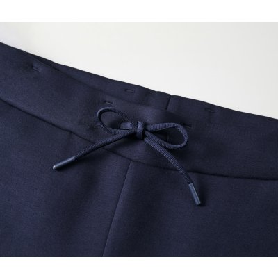 ウエストには、調節可能なひも付き（外側）