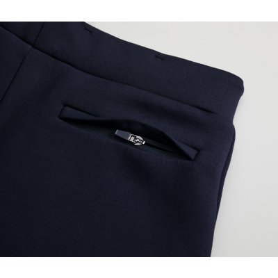 片玉縁仕様のヒップポケット（右側のみ）、ファスナーはセミオートマチックスライダーの裏使い仕様