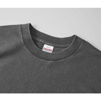 首リブはミニマルなステッチレス仕様