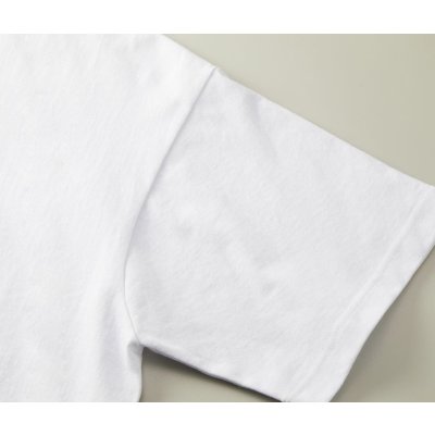 ストリート気分を引き立てる、大きめのアームホール