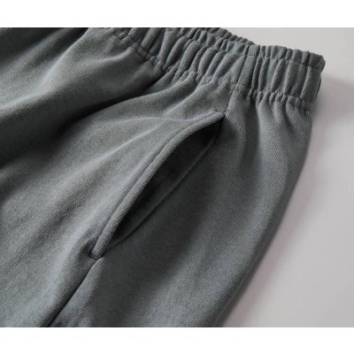 脇ポケットあり、手の入れやすさを考慮した片玉縁ポケット仕様