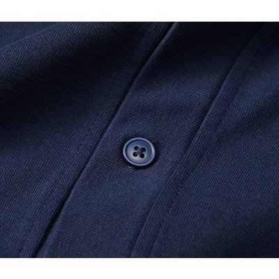 光沢のある小ぶりなボタンは身頃同色