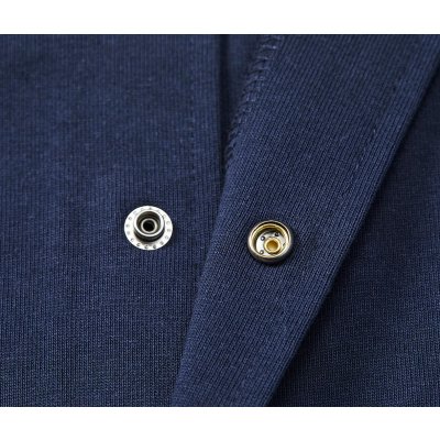 ドットボタンは金属製のアメリカンタイプ