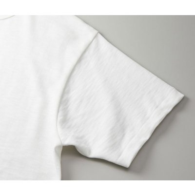 アームホールはステッチを排したミニマルな縫製仕様、袖口は天地引き