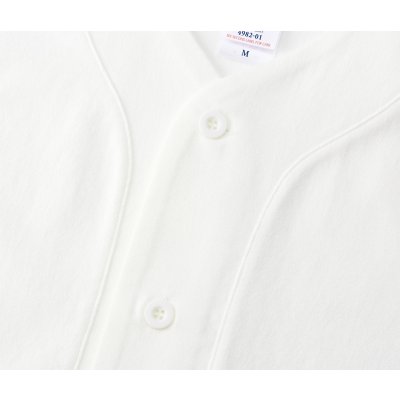 マットな質感のボタンは身頃同色