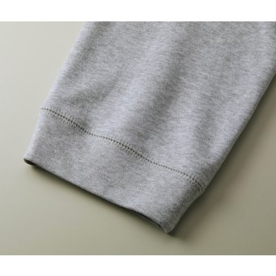 裾下はリブ仕様、身頃とのシームラインは丈夫なダブルステッチ仕上げ