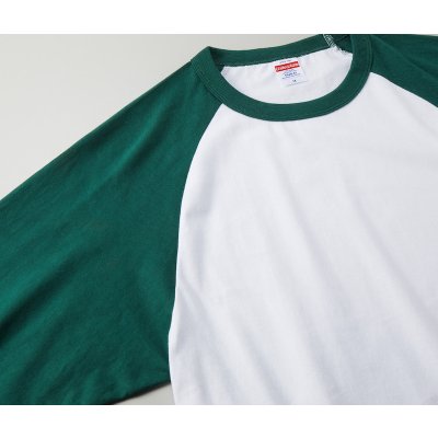 アームホールのシームラインは、フロントを緩やかなS字のラグランスリーブに設計