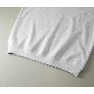 口はリブ仕上げ、身頃とリブのシームラインは、堅牢なダブルステッチ仕上げ