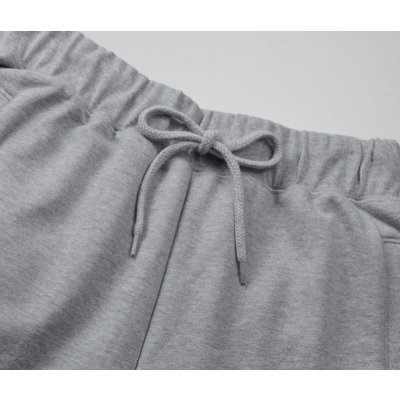 ウエストはシャーリング仕様、調節可能な丸ひも付き（外側）