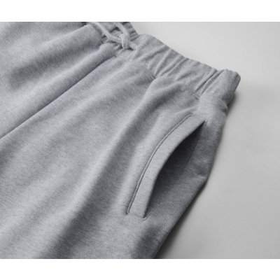 両サイドのやや内側に配された片玉縁ポケット