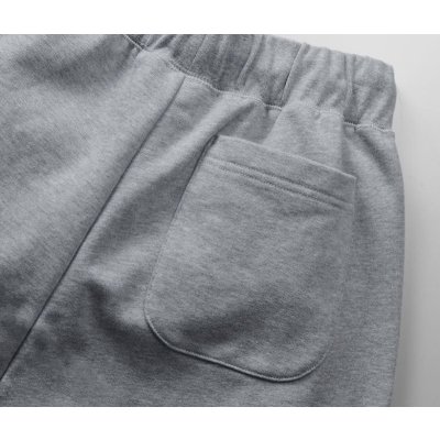 シンプルなデザインのヒップポケット（右側のみ）