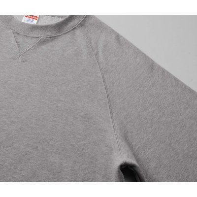 袖付けはラグランスリーブ仕様、丈夫なダブルステッチ始末