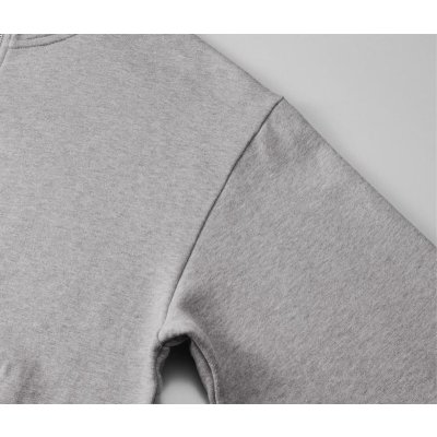 襟はクリーンな印象のスタンドカラー