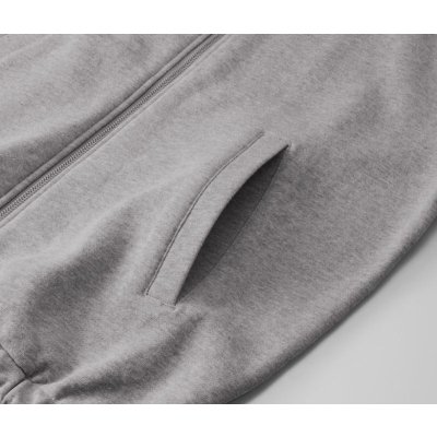 手の出し入れがしやすい斜めにあつらえたフロントポケット