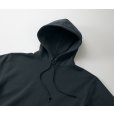 立体感のある二重フードが特徴
