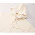 立体感のある二重フードが特徴