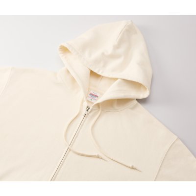 立体感のある二重フードが特徴