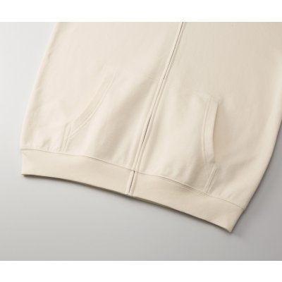 大きめのカンガルーポケット、裾口はリブ仕様