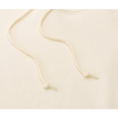 太めのフードひもは丸ひも身頃同色、ひも先はセルチップ加工