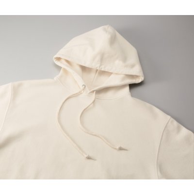 立体感のある二重フードが特徴