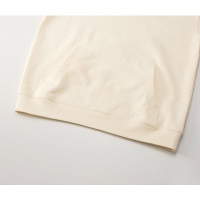 大きめのカンガルーポケット、裾口はリブ仕様