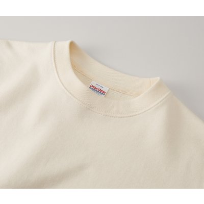 首リブはダブルステッチ始末、襟伏せテープは身頃同色の杉綾テープ仕様のため、堅牢な仕上がり