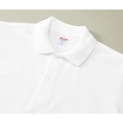 襟はリブ仕様、001ホワイトと011ダークグレーには乳白色の2つ穴ボタンを使用