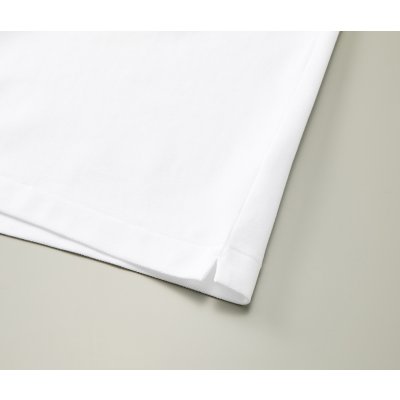 左右の裾脇にはスリット入り