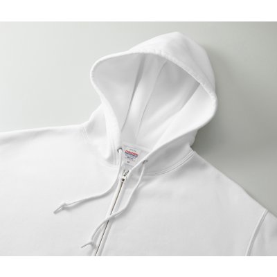 存在感のある大きめの二重フードが特徴